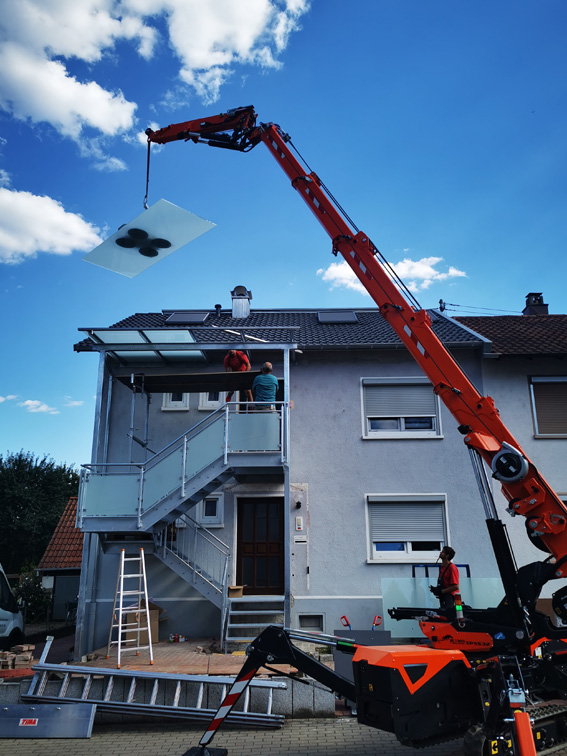 Heben von schmalen langen Glasscheiben